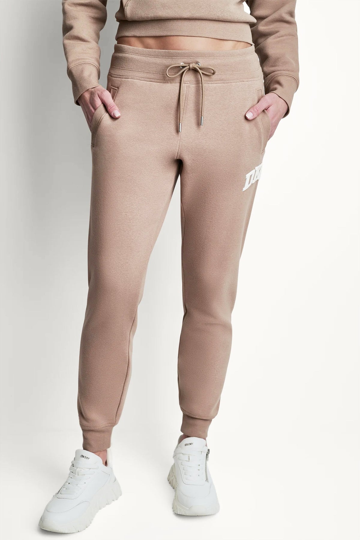 MID-RISE VARSITY LOGO JOGGER