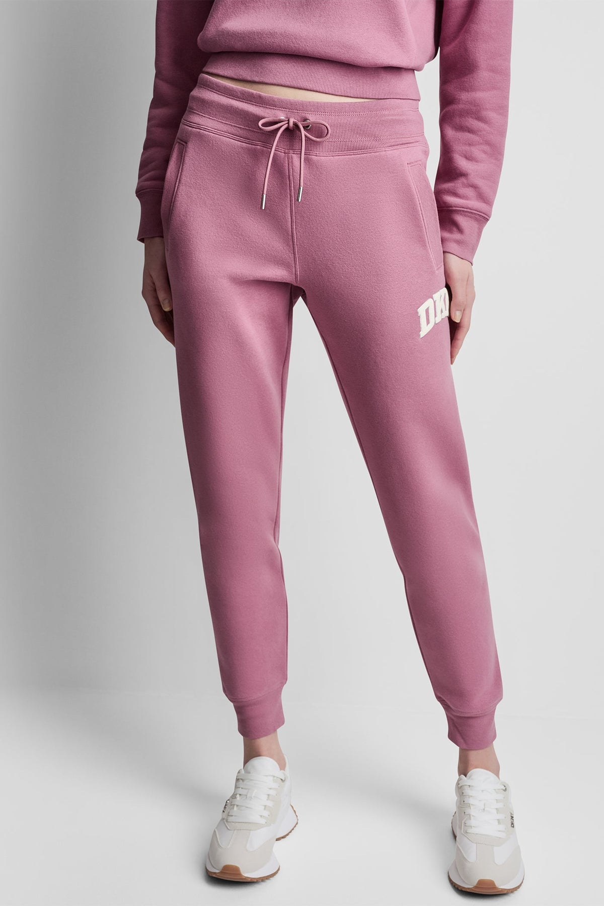MID-RISE VARSITY LOGO JOGGER