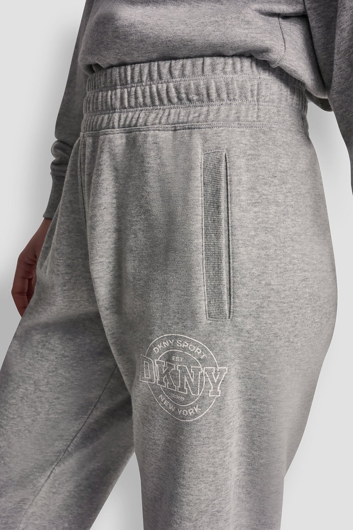COLLEGIATE MEDALLION HIGH-RISE LOGO RELAXED JOGGER