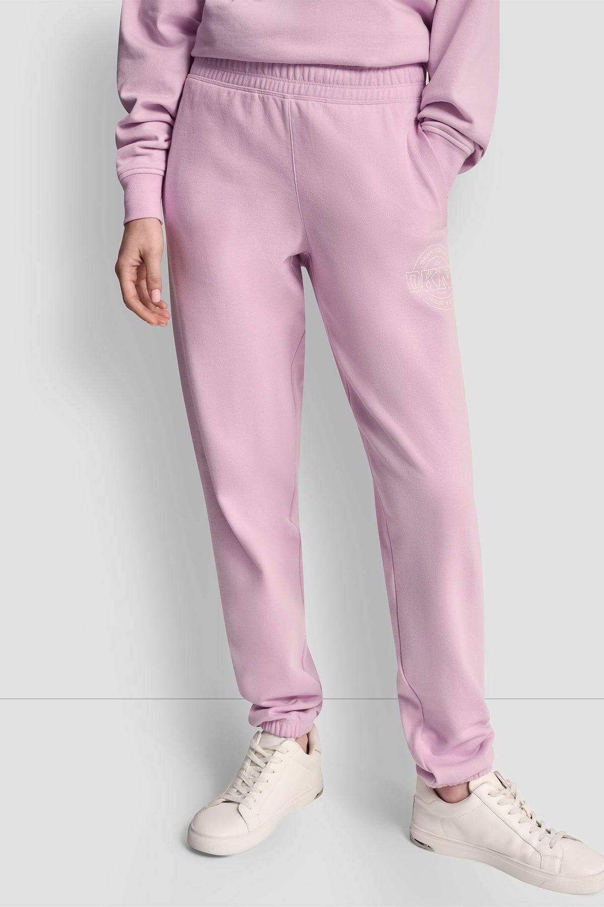 COLLEGIATE MEDALLION HIGH-RISE LOGO RELAXED JOGGER