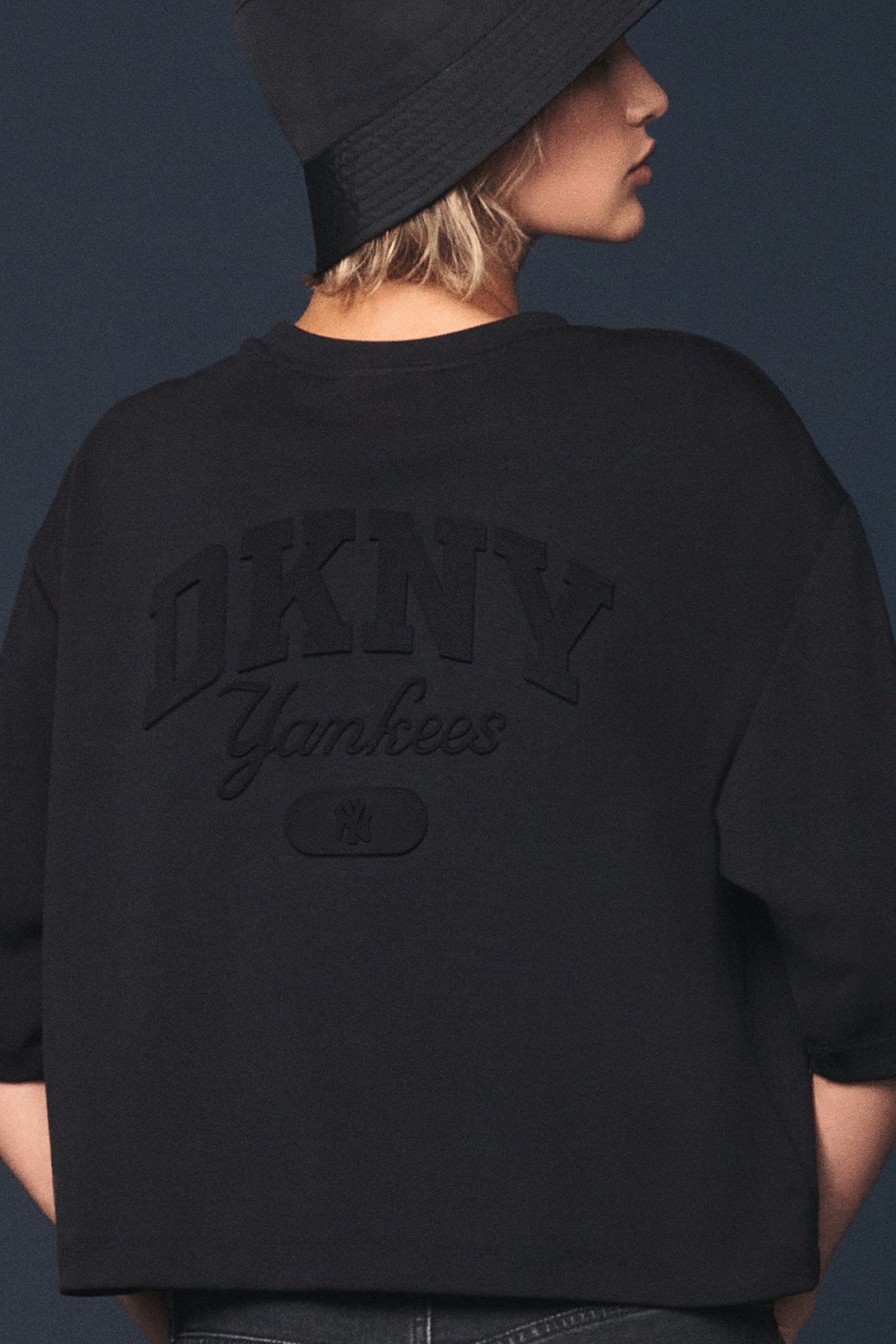 DKNY X YANKEES CROPPED TEE